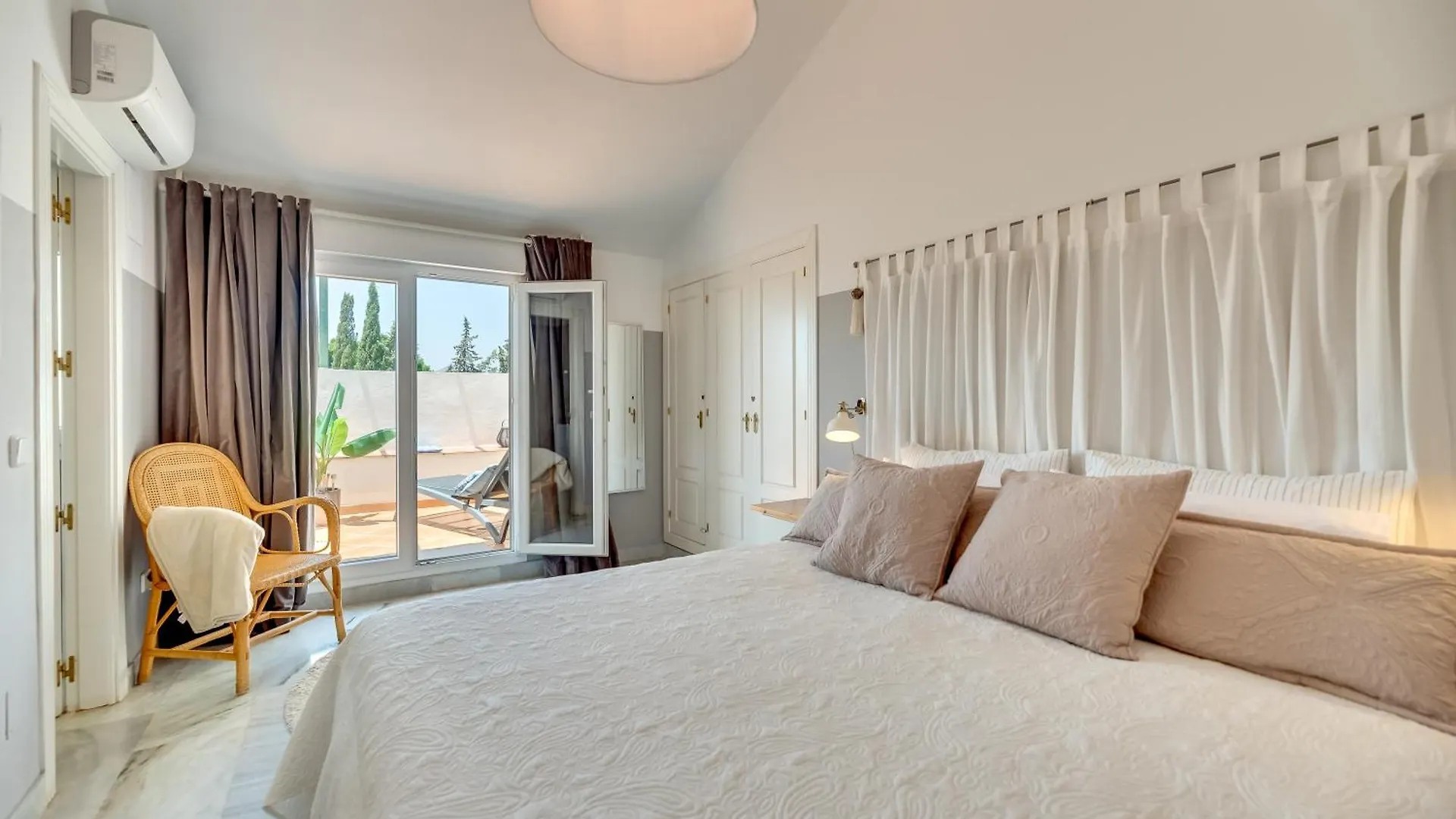 Elegant 2 Bdrm Penthouse With Bbq And Pools Apartment Marbella