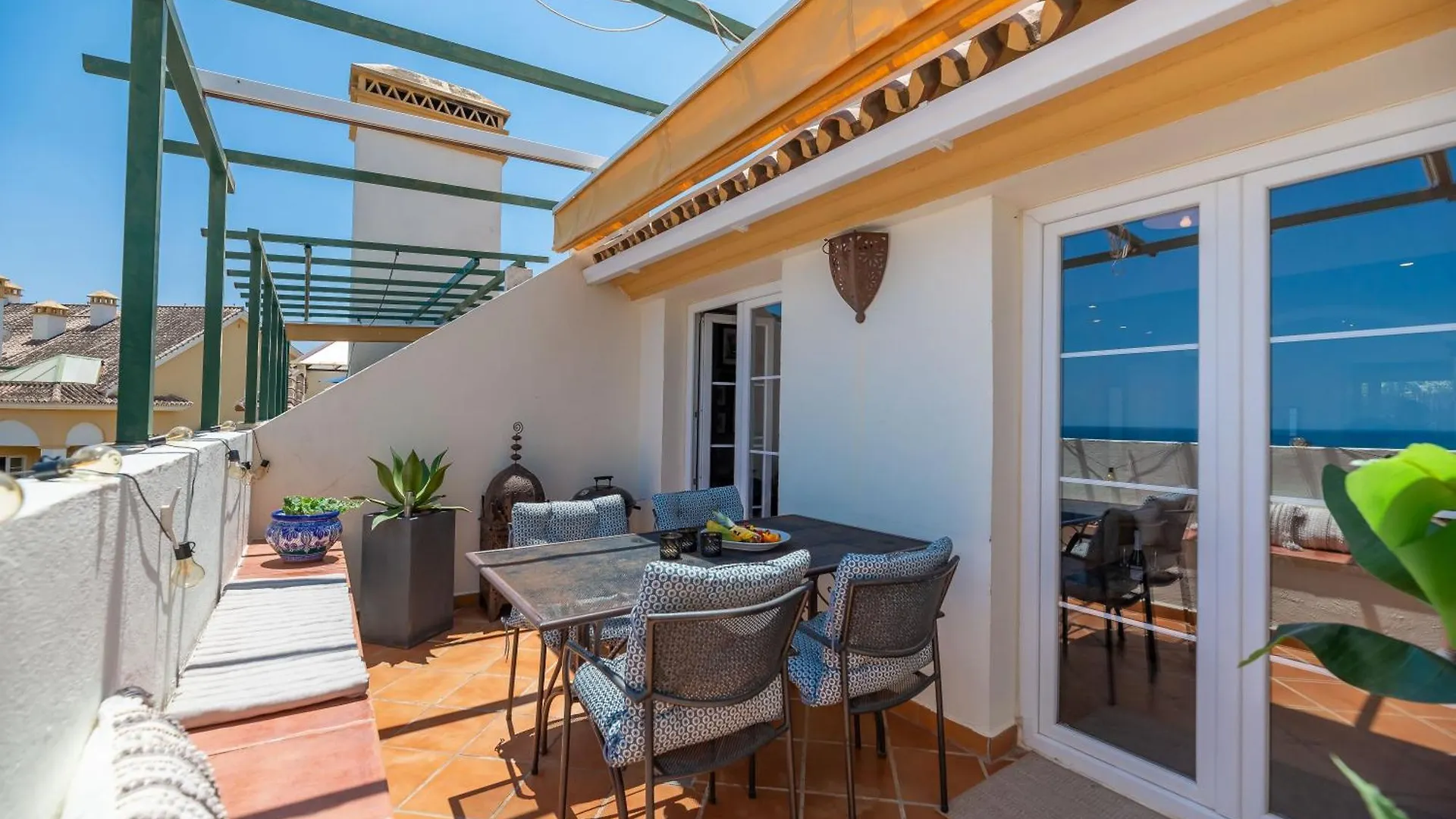 Elegant 2 Bdrm Penthouse With Bbq And Pools Apartment Marbella